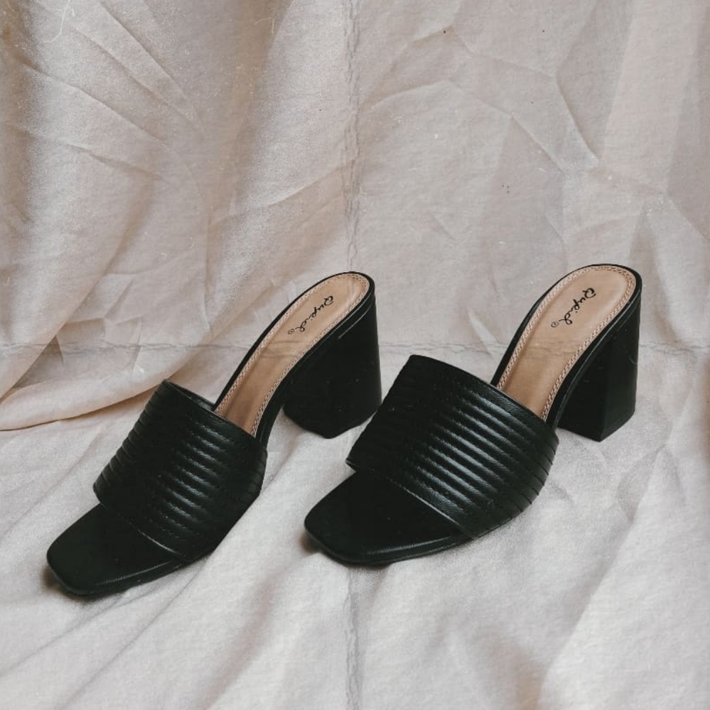 🚨LAST PAIR// Black mule - Picture 3 of 5